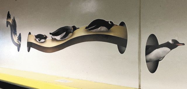 のんほいパークに迫力の壁画 名芸大生、ホッキョクグマやペンギン描く
