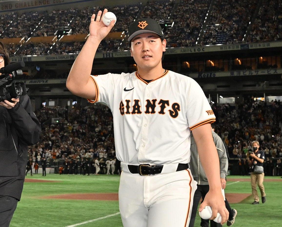 巨人・岡本和真、応援歌流れる中でG党に別れ…グラウンドを一人で一周