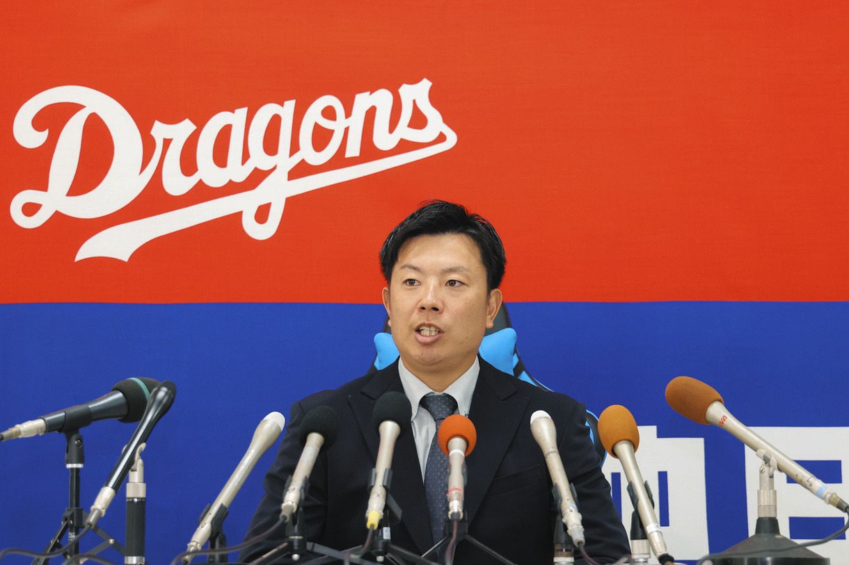 契約更改交渉を終え、会見する松葉