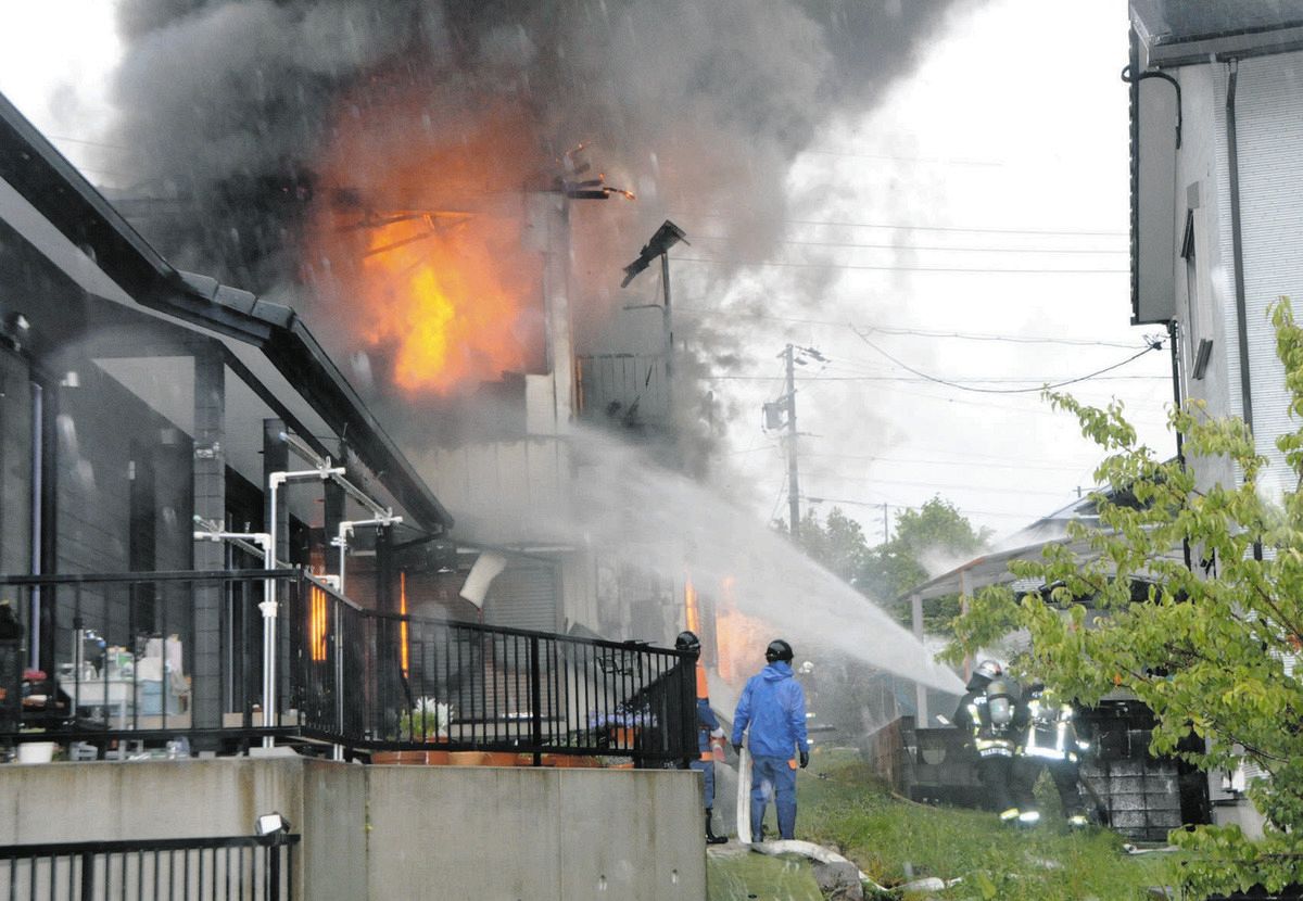 煙を上げて燃える民家＝中津川市中津川で