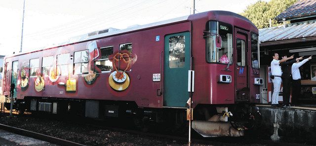 列車をまるっと食品サンプルの世界に 長良川鉄道、つり革に