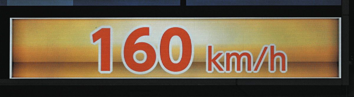 ８回表、勝野の投球で１６０キロを表示する電光掲示板