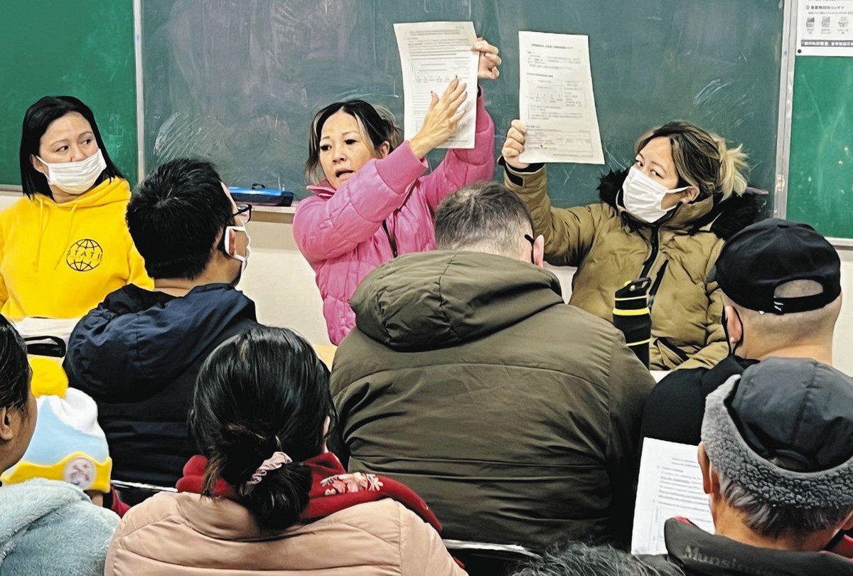 自治会費・共益費の徴収について説明する愛知県営緑町住宅の自治会役員ら＝2月、愛知県西尾市で
