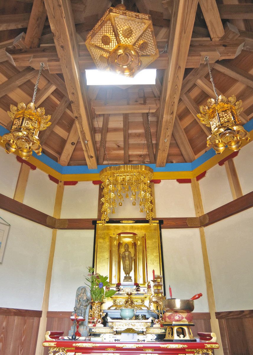 仏像安置の六角堂を兄弟で手作り 福井の野村さん、山に1年かけ完成：中