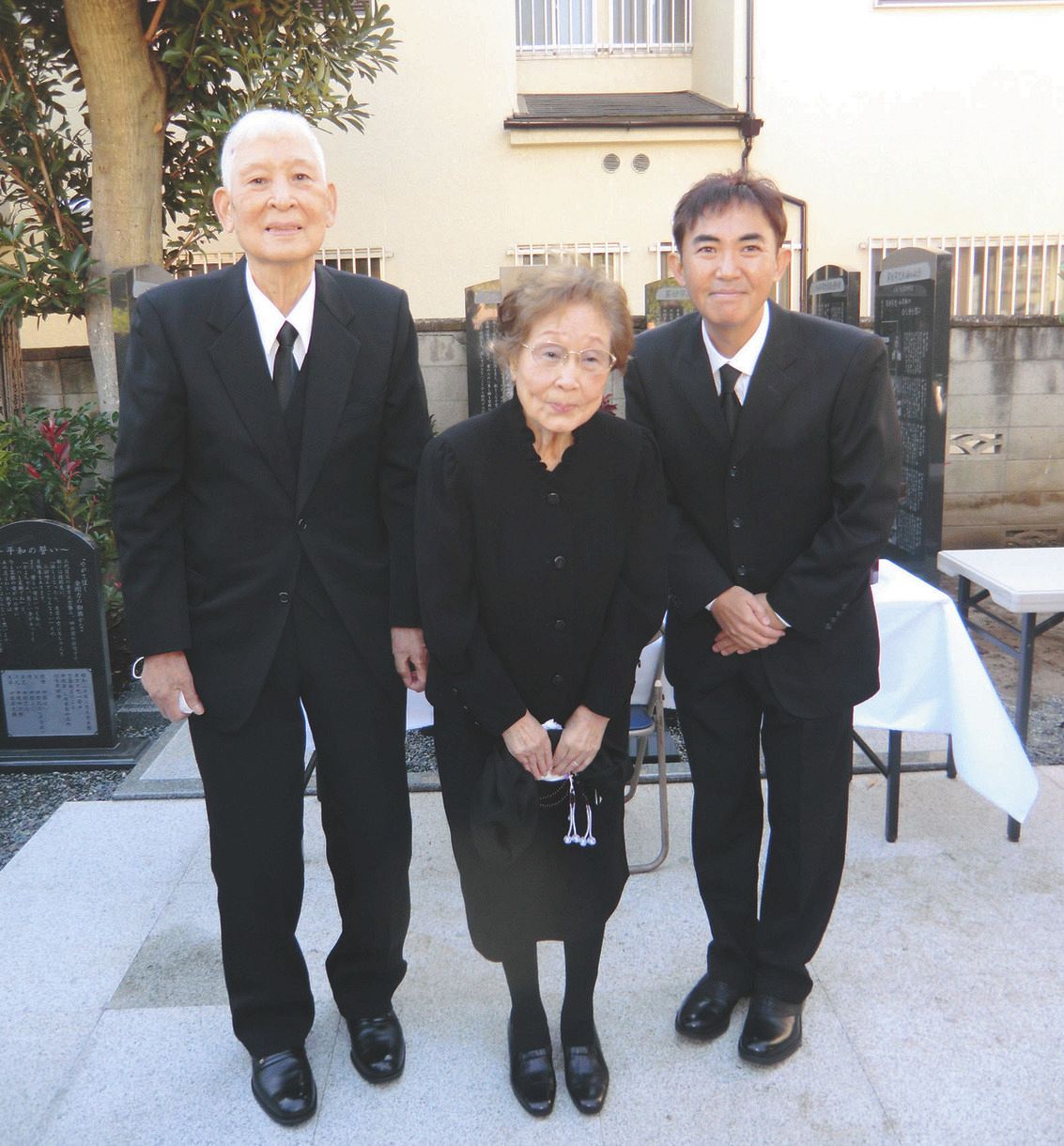 「累世竿忠之墓」開眼供養に参列した左から中根喜三郎さん、海老名香葉子さん、林家三平