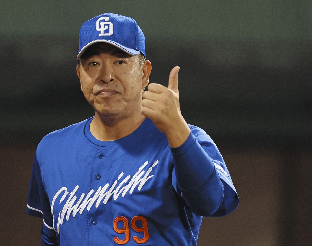 ７回表終了後、選手に声をかける井上監督