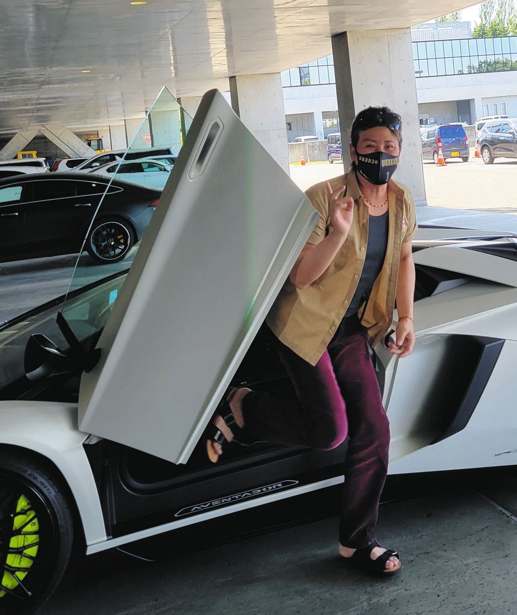 新庄剛志ビッグボス ランボルギーニでド派手に球場入り セカンドカーとしてこれに乗れるような選手を育てたいね 日本ハム 中日スポーツ 東京中日スポーツ