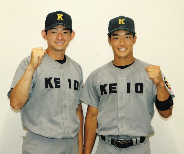 ホームランを放った慶大の萩尾匡也外野手（左）と下山悠介内野手