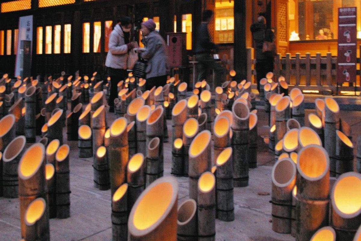 幻想的な竹灯籠、1万本に願い込め 穂高神社で「安曇野神竹灯」始まる