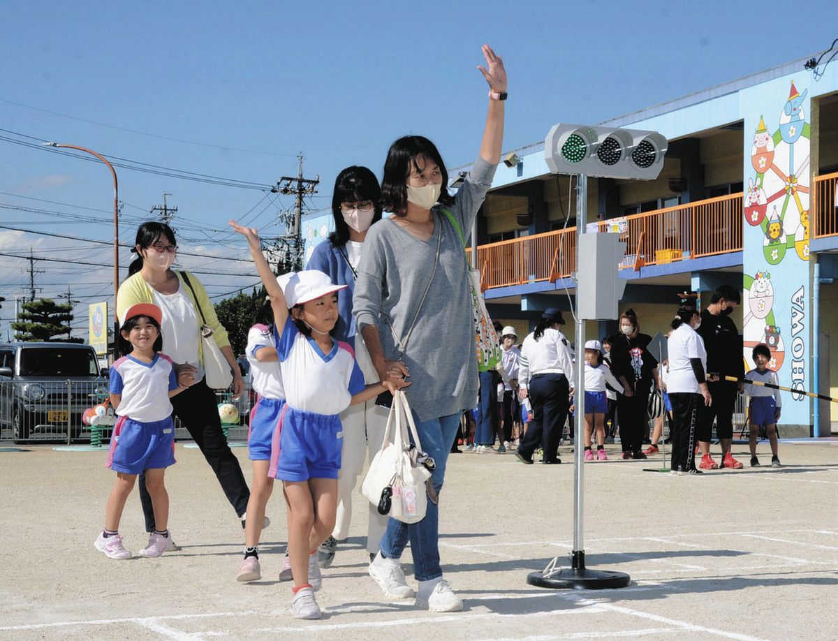 信号では右左後ろ 津島・昭和幼稚園児、交通安全教室で学ぶ：中