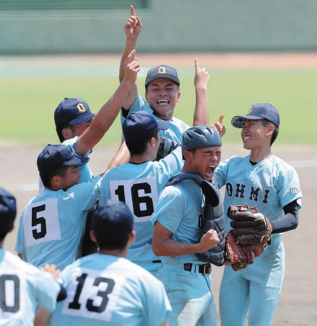 滋賀学園－近江　５大会連続１７回目の夏の甲子園出場を決め、歓喜の近江ナイン