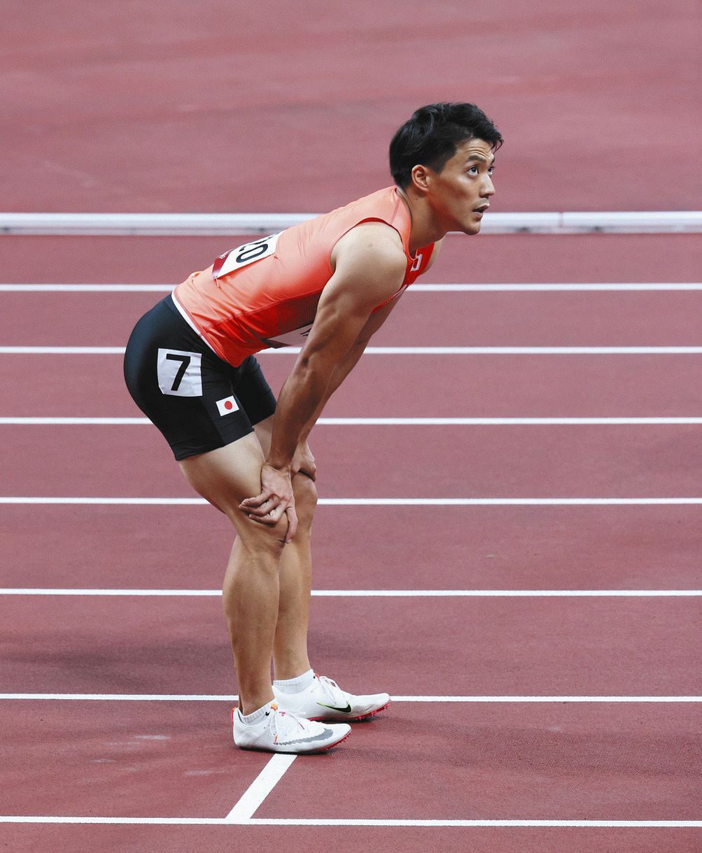 男子100メートル予選　ゴール後、タイムを確認する山県亮太