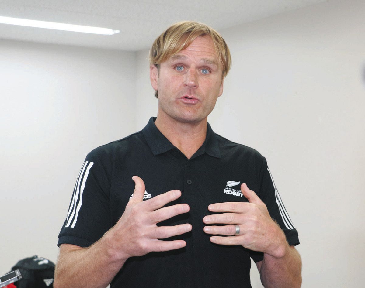 NZ代表・ロバートソン監督が来日 27年W杯に日本でプレーするモウンガら