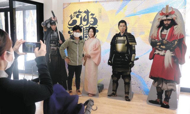 等身大・松潤家康とパチリ 浜松でパネル展スタート：中日新聞しずおかWeb