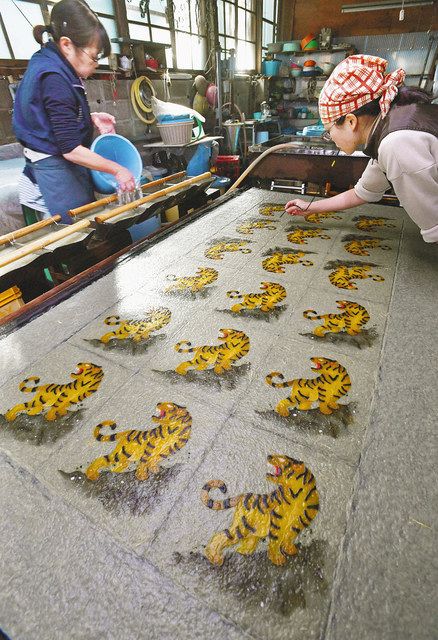 越前和紙で干支の色紙作り：中日新聞Web