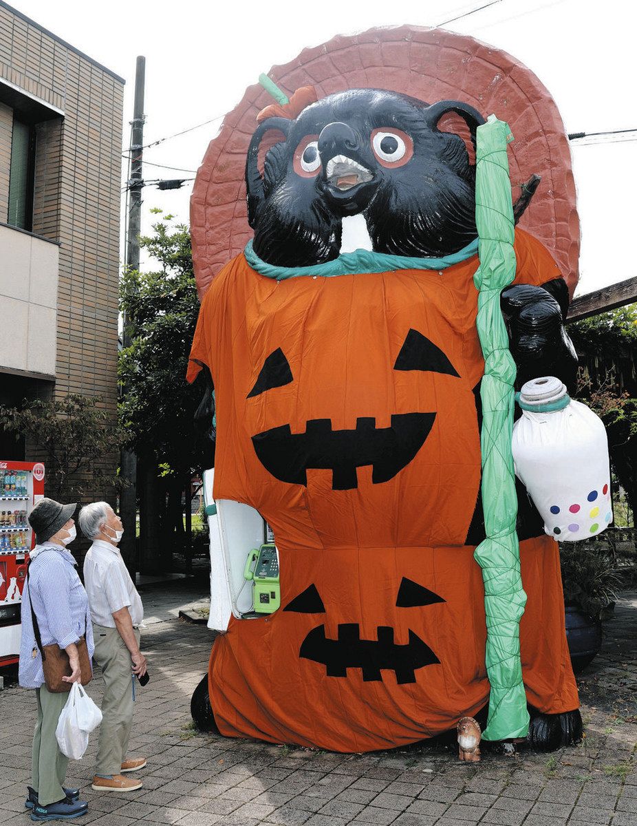 信楽駅前の巨大タヌキ、ハロウィンのカボチャ衣装に「いつ見ても