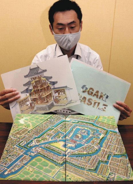 大垣城を描いたイラストを使った２種類のクリアファイル＝大垣市役所で 