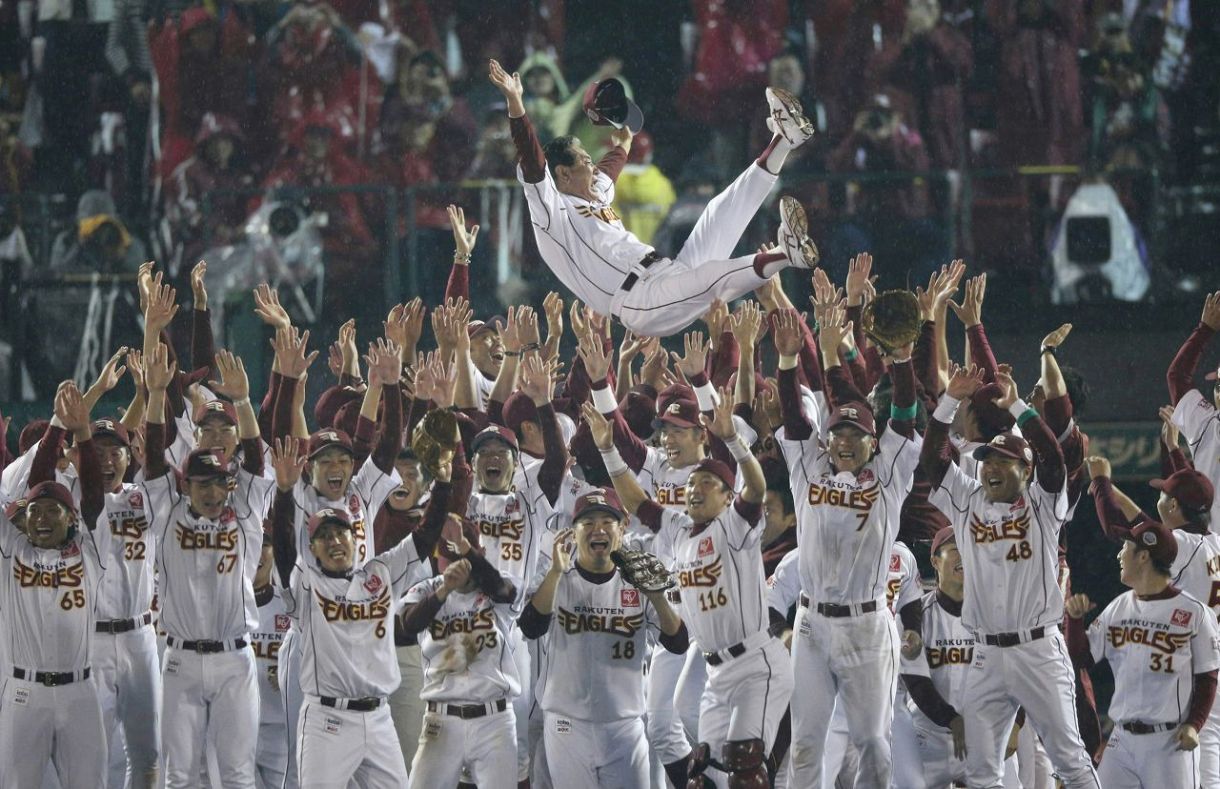 ◇2013年の日本シリーズ、日本一になった瞬間の田中将大、胴上げされる
