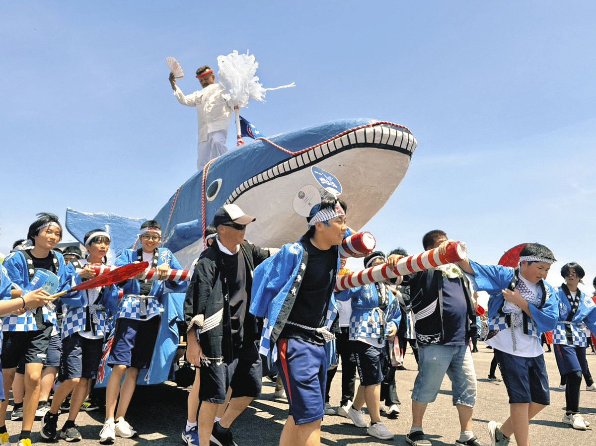 三重県鳥羽市で「相差天王くじら祭」、10メートル以上の鯨みこし