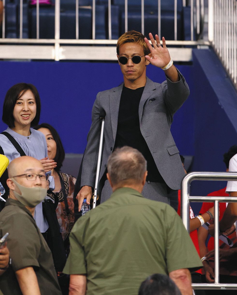 写真】日本代表戦を訪れた松葉づえ姿の本田圭佑：中日スポーツ・東京中