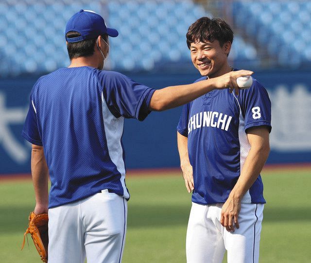 試合前の練習で荒木内野守備走塁コーチ（左）と話す大島＝8月19日、神宮球場で