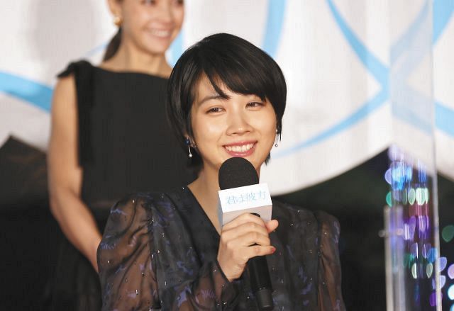 写真 あいさつする松本穂香 中日スポーツ 東京中日スポーツ