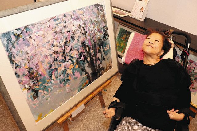 足で描いた鮮やかな花々 一宮市の山田さん、岐南のギャラリーで個展