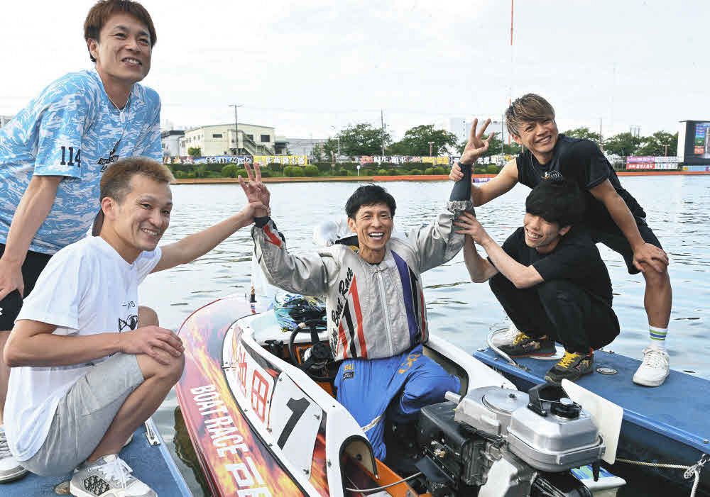 ボートレース　2022第３２回グランドチャンピオン覇者　池田浩二（愛知）直筆サイン入り帽子　黒＋おまけ 　競艇 戸田ボートSG・グランドチャンピオン】池田浩二が3年ぶり11回目