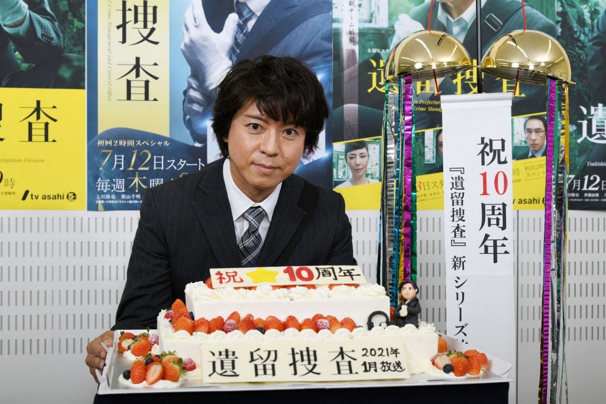 シリーズ10周年を祝うケーキを前に喜ぶ上川隆也