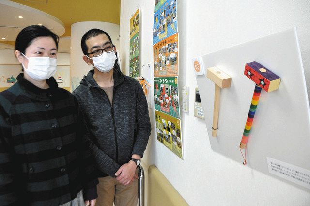 展示を見ながら交流事業を振り返る松田百世さん（左）と村住知也さん＝金沢市近江町交流プラザで 