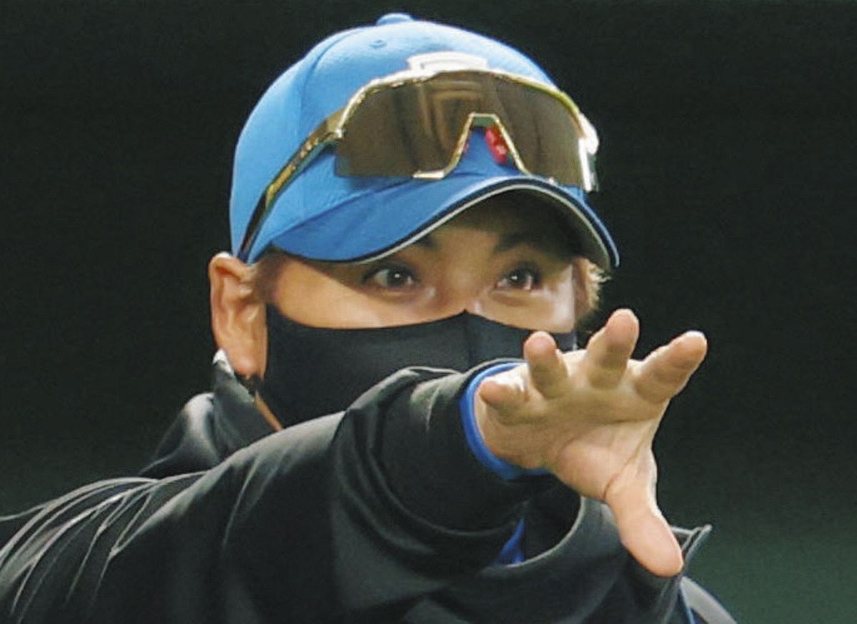 日本ハム・新庄剛志監督とヤクルト・池山隆寛監督、おそろいの赤マスク