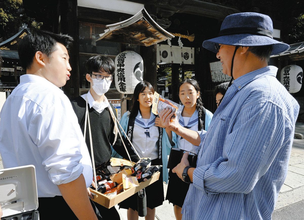 観光客に特産品を売り込む生徒ら＝近江八幡市宮内町で