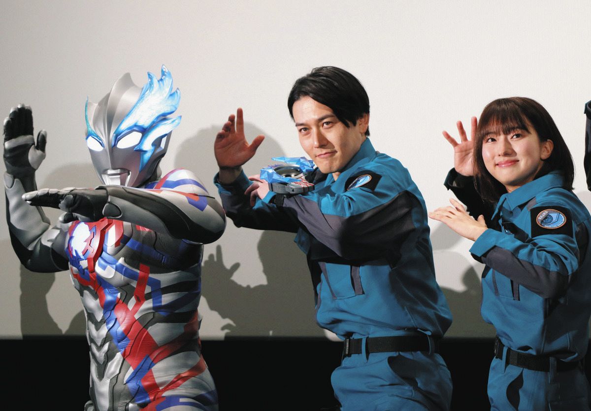 ポーズをきめる（左から）ウルトラマンブレーザー、蕨野友也、搗宮姫奈