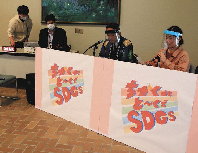 特設ブースで収録する学生ら=彦根市の県立大で