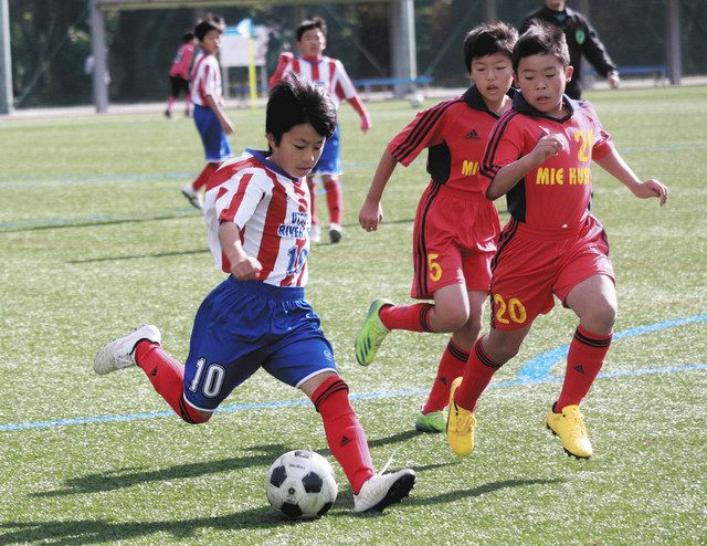 果敢に攻めシュート 四日市で小学生サッカー２大会 中日新聞web