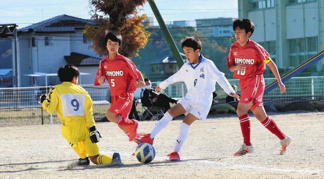 果敢に攻めシュート 四日市で小学生サッカー２大会 中日新聞web