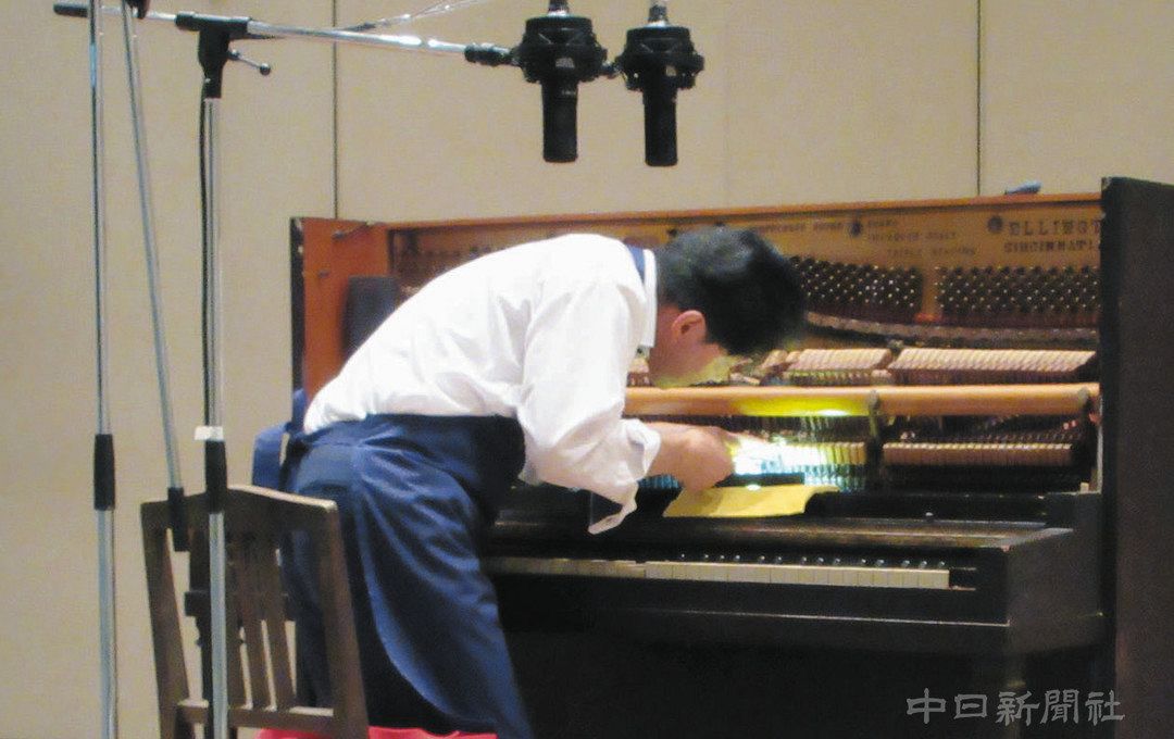 「明子さんのピアノ」のデジタル化に向けた音の収録の様子＝2025年、広島市で