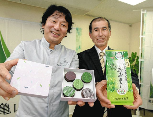 亀山茶を使った新作ショコラをＰＲする青木さん（左）と伊達さん＝亀山市役所で