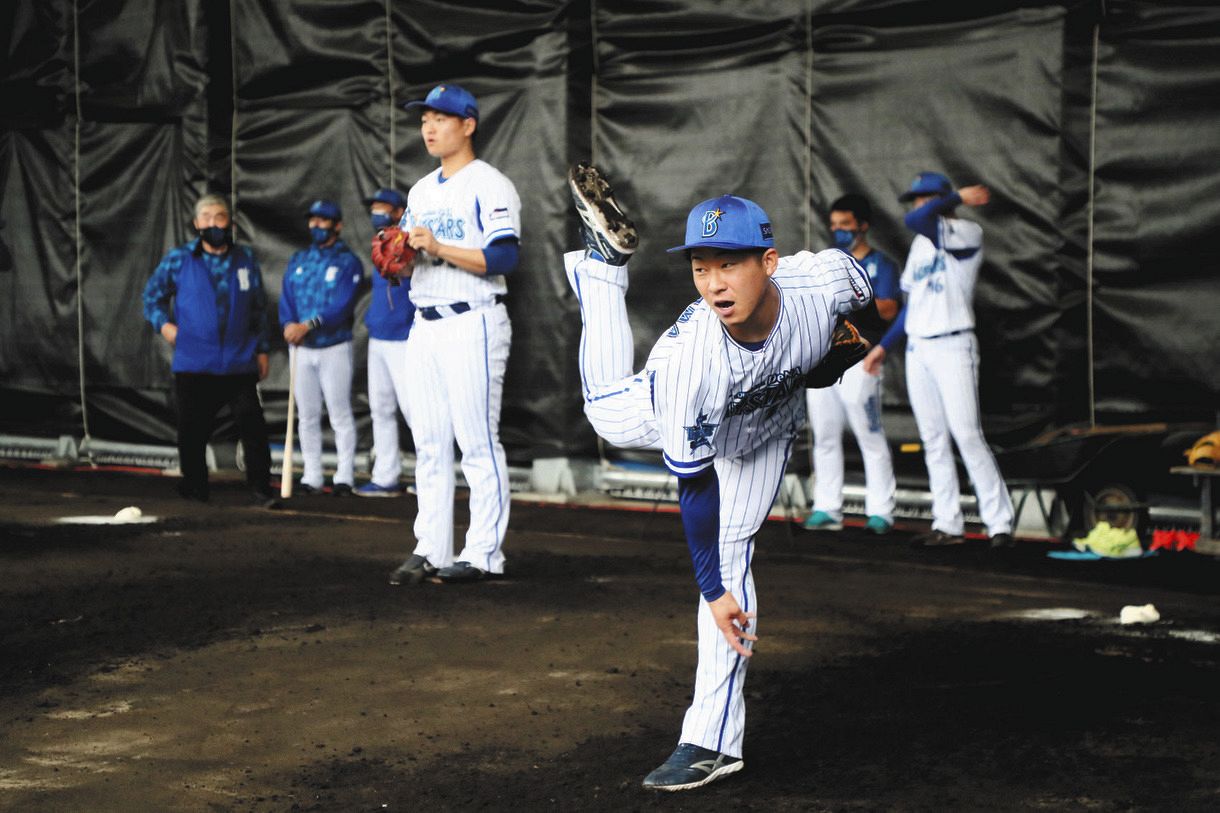 Dena ドラフト2位 徳山が初ブルペンで33球 中日 前田スコアラーも 長身から低めに来ていた と注視 中日スポーツ 東京中日スポーツ Dena ドラフト2位 徳山が初ブルペンで33球 中日 前田スコアラーも 長身から低めに来ていた と注視 中日スポーツ 東京中日スポーツ