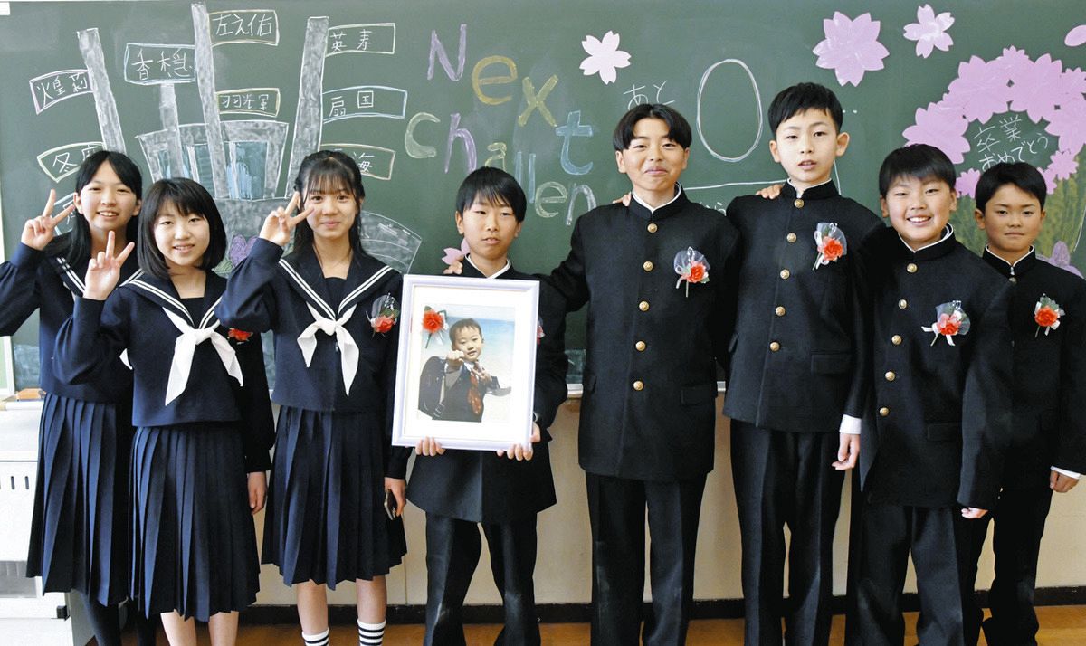 9人はずっと一緒だよ」 小2で亡くなった同級生…島に一つの小学校で卒業