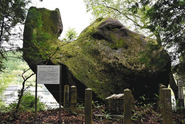 美濃飛騨スペシャル＞ 割れ目が東西南北指す 中津川に古代人造った
