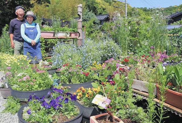 オープンガーデンを管理する幸男さん（左）と玉枝さん＝若狭町気山で 