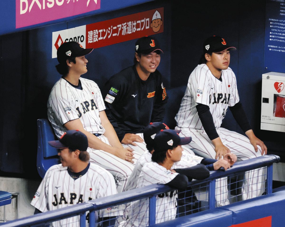 ベンチで大谷（左）と談笑する高橋宏