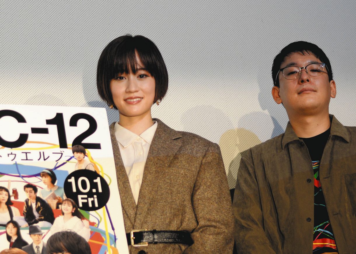 舞台あいさつに登場した前田敦子（左）と加藤拓人監督