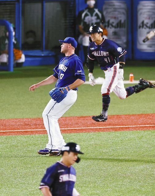 6回裏1死一、三塁、雄平(後方)に勝ち越し打を許したロドリゲス。手前は一走山田哲