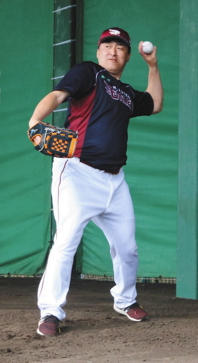 楽天 石井監督が出血大サービスでブルベン入り 報道陣から 打撃投手やらないの の問い掛けに即座に応えた ブルペン 捕手相手に37球 中日スポーツ 東京中日スポーツ