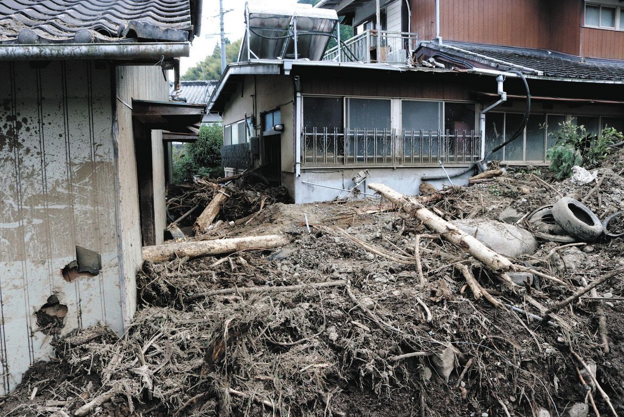 土砂が流れ込んだ民家