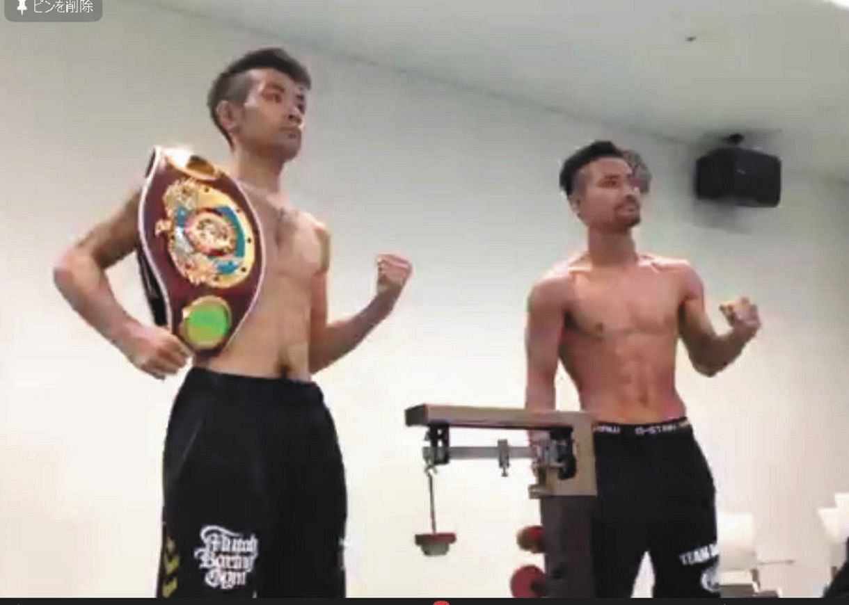 計量を終えてポーズを取るストロング小林(左)と比嘉