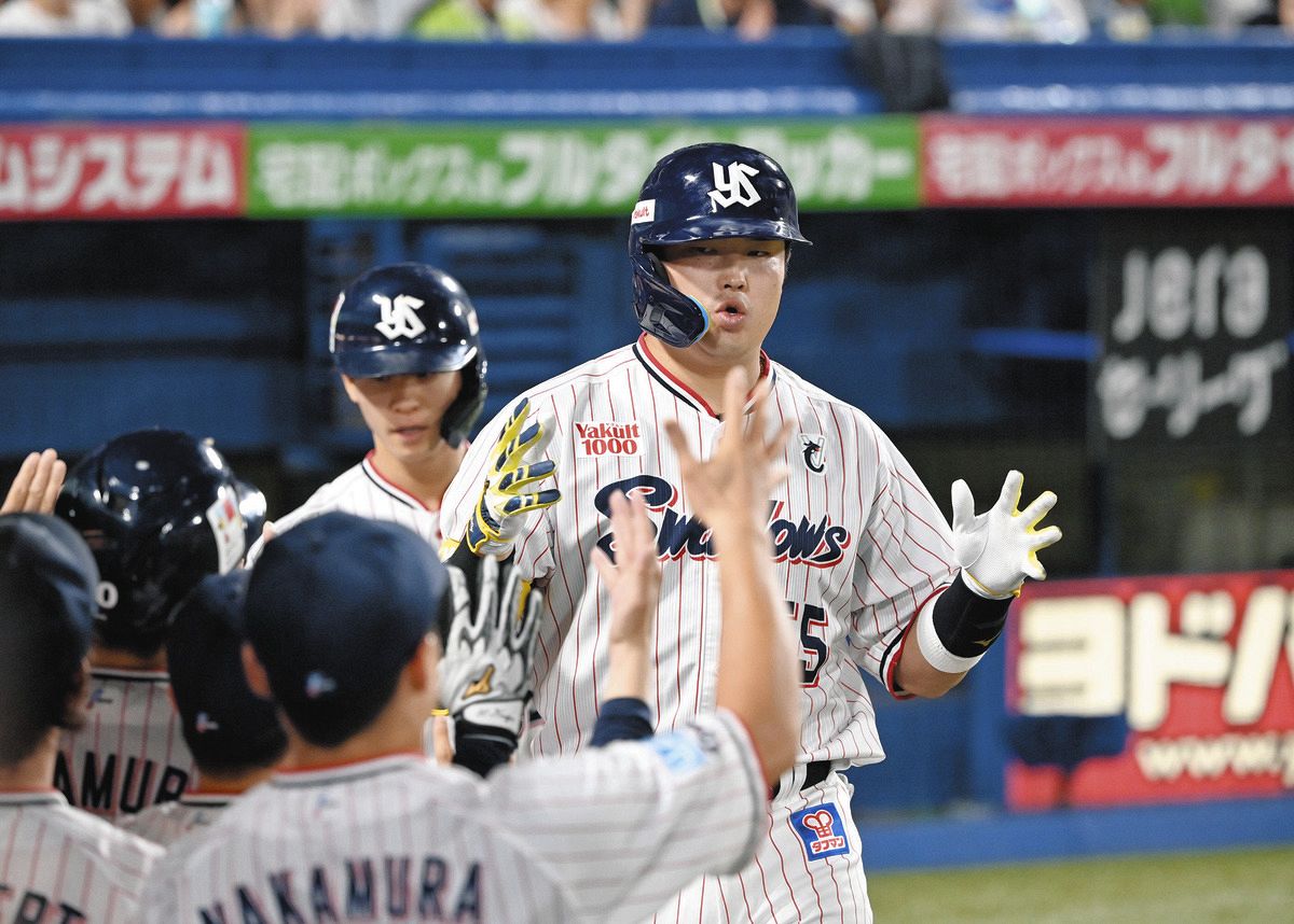 エポック ワン【村上宗隆】プロ野球タイ記録となる4打席連続本塁打（22.8.2） 村上宗隆がプロ野球タイの4打席連続本塁打 史上14人目、25年ぶり