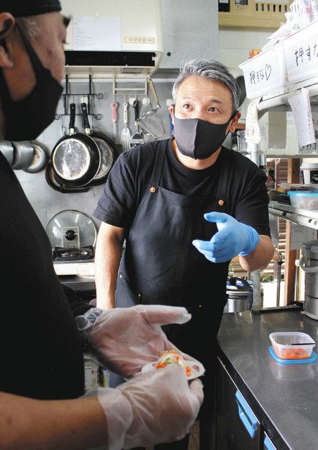 調理を任せられるようになってきたてつふみさん（左）と厨房で話す金治さん＝岩倉市東町のいいかふぇで 